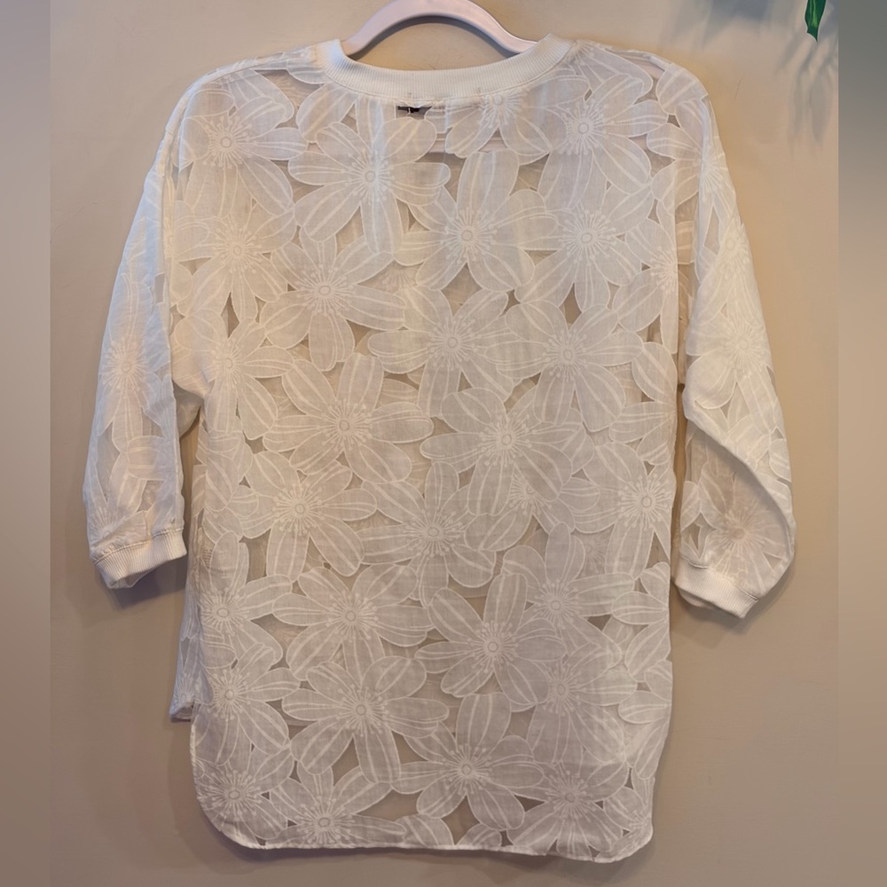 Y - I White Floral Lace Overlay Top - Picture 4 of 4